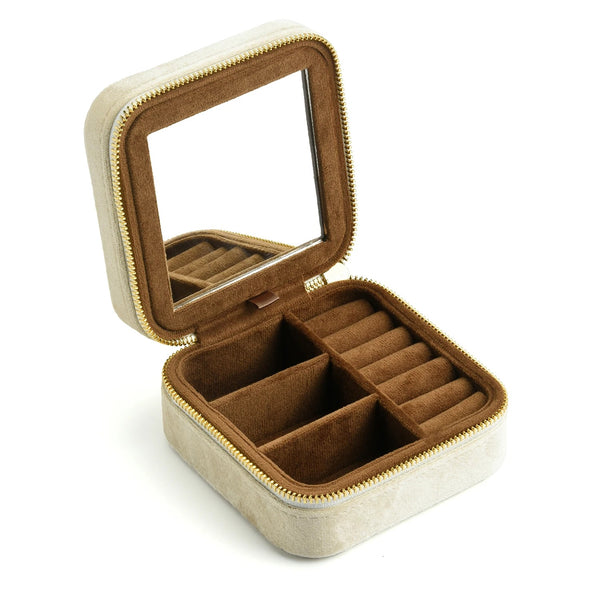 Aqui você encontra Porta Joias de qualidade e para todos os estilos! Porta Joias Grande, Porta Joias pequeno, Mini Porta Joias, Porta Joias para viagem e Porta Joias de Acrilico! Conserve suas jóias em nossos porta joias e aumente a durabilidade delas! Confira nossas promoções e leve frete grátis para todo o Brasil! Garantia de envio e devolução fácil.