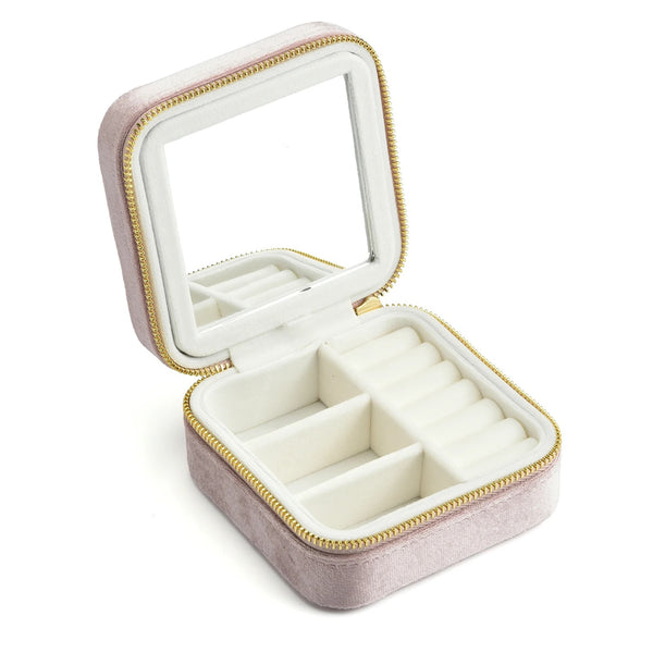 Aqui você encontra Porta Joias de qualidade e para todos os estilos! Porta Joias Grande, Porta Joias pequeno, Mini Porta Joias, Porta Joias para viagem e Porta Joias de Acrilico! Conserve suas jóias em nossos porta joias e aumente a durabilidade delas! Confira nossas promoções e leve frete grátis para todo o Brasil! Garantia de envio e devolução fácil.