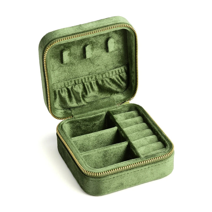 Aqui você encontra Porta Joias de qualidade e para todos os estilos! Porta Joias Grande, Porta Joias pequeno, Mini Porta Joias, Porta Joias para viagem e Porta Joias de Acrilico! Conserve suas jóias em nossos porta joias e aumente a durabilidade delas! Confira nossas promoções e leve frete grátis para todo o Brasil! Garantia de envio e devolução fácil.