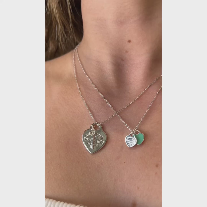 Os melhores colares femininos, colar feminino de prata, colar feminino de ouro, colar de pérola, colar feminino delicado com qualidade e durabilidade, peças que duram, não causam alergias e nem escurecem com o uso! Compre aqui na Datter & Co, Frete Grátis e Devolução Fácil.