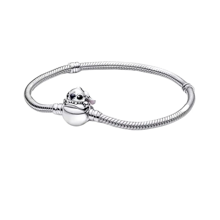 Desfrute da versatilidade impecável da pulseira berloque fecho básico em prata de lei 925. Com seu design elegante, esta pulseira é perfeita para acompanhar você em qualquer ocasião. Seja uma reunião casual com amigos ou uma noite especial, esta pulseira adiciona um toque de sofisticação e charme ao seu visual.