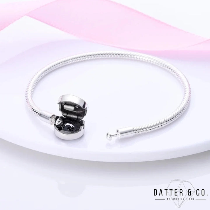 Aqui você encontra Pulseiras Femininas para todos os estilos! Pulseira Feminina de Prata, Ouro 18K e Pulseiras de Berloques, Berloques, Pulseiras de Berloques de Prata! Peças feitas para durar! Confira nossas promoções e leve frete grátis para todo o Brasil! Garantia de envio e devolução fácil.