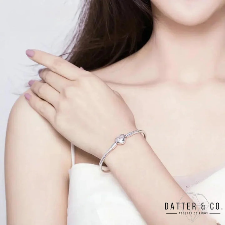 Aqui você encontra Pulseiras Femininas para todos os estilos! Pulseira Feminina de Prata, Ouro 18K e Pulseiras de Berloques, Berloques, Pulseiras de Berloques de Prata! Peças feitas para durar! Confira nossas promoções e leve frete grátis para todo o Brasil! Garantia de envio e devolução fácil.