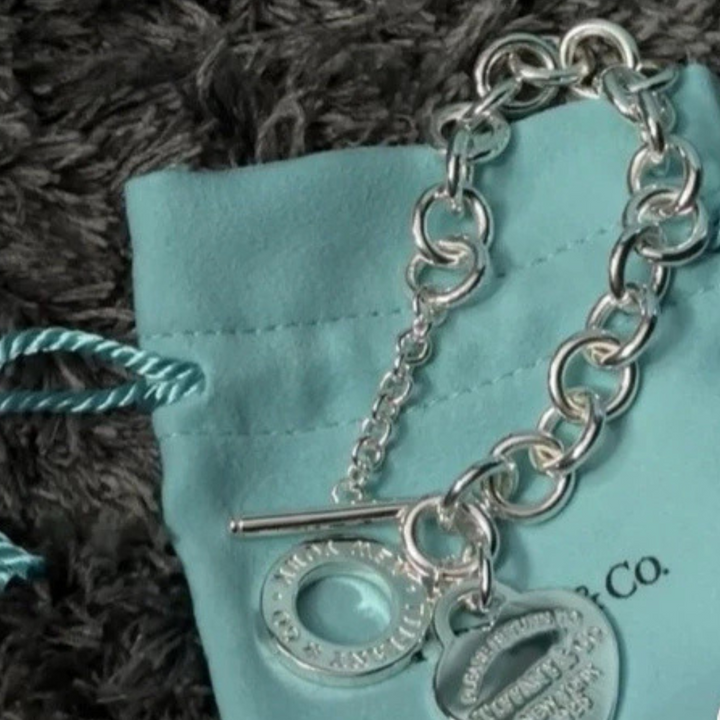  Aqui você encontra Pulseiras Femininas para todos os estilos! Pulseira Feminina de Prata, Ouro 18K e Pulseiras de Berloques, Berloques, Pulseiras de Berloques de Prata! Peças feitas para durar! Confira nossas promoções e leve frete grátis para todo o Brasil! Garantia de envio e devolução fácil.