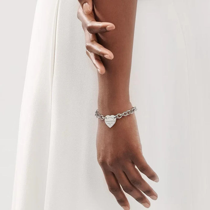  Aqui você encontra Pulseiras Femininas para todos os estilos! Pulseira Feminina de Prata, Ouro 18K e Pulseiras de Berloques, Berloques, Pulseiras de Berloques de Prata! Peças feitas para durar! Confira nossas promoções e leve frete grátis para todo o Brasil! Garantia de envio e devolução fácil.