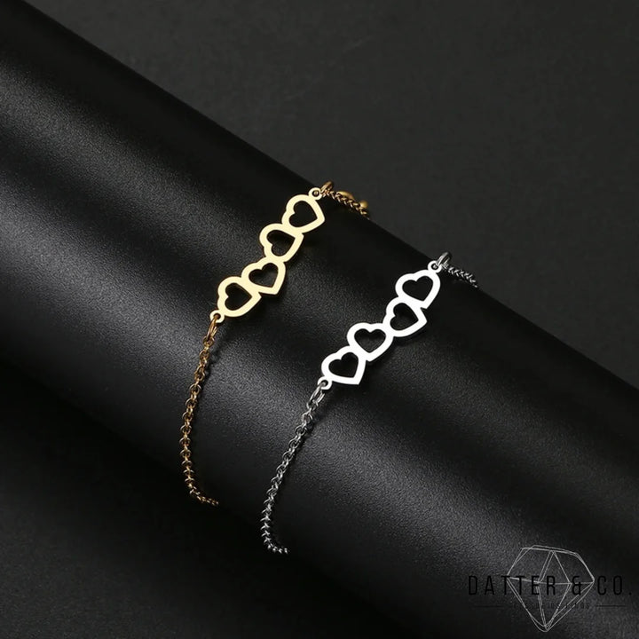 Aqui você encontra Pulseiras Femininas para todos os estilos! Pulseira Feminina de Prata, Ouro 18K e Pulseiras de Berloques, Berloques, Pulseiras de Berloques de Prata! Peças feitas para durar! Confira nossas promoções e leve frete grátis para todo o Brasil! Garantia de envio e devolução fácil.