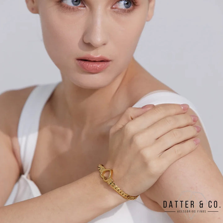 Aqui você encontra Pulseiras Femininas para todos os estilos! Pulseira Feminina de Prata, Ouro 18K e Pulseiras de Berloques, Berloques, Pulseiras de Berloques de Prata! Peças feitas para durar! Confira nossas promoções e leve frete grátis para todo o Brasil! Garantia de envio e devolução fácil.