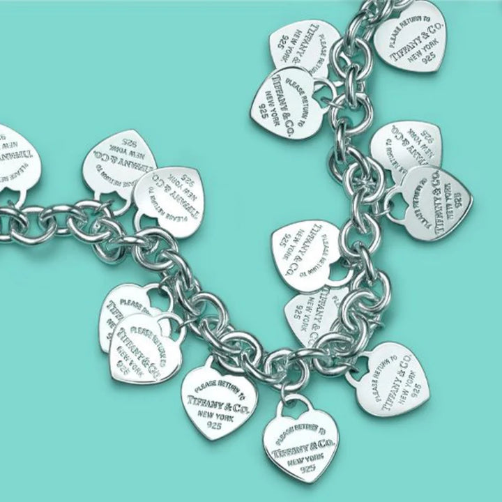 Aqui você encontra Pulseiras Femininas para todos os estilos! Pulseira Feminina de Prata, Ouro 18K e Pulseiras de Berloques, Berloques, Pulseiras de Berloques de Prata! Peças feitas para durar! Confira nossas promoções e leve frete grátis para todo o Brasil! Garantia de envio e devolução fácil.