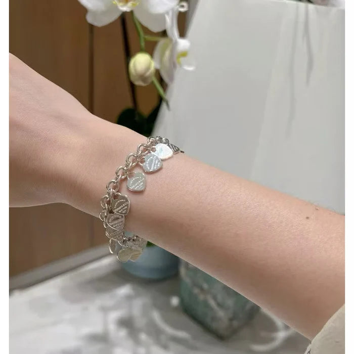 Aqui você encontra Pulseiras Femininas para todos os estilos! Pulseira Feminina de Prata, Ouro 18K e Pulseiras de Berloques, Berloques, Pulseiras de Berloques de Prata! Peças feitas para durar! Confira nossas promoções e leve frete grátis para todo o Brasil! Garantia de envio e devolução fácil.