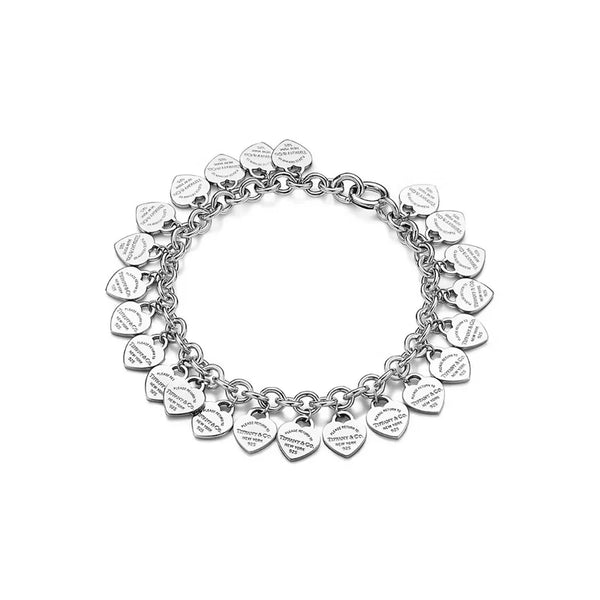 Aqui você encontra Pulseiras Femininas para todos os estilos! Pulseira Feminina de Prata, Ouro 18K e Pulseiras de Berloques, Berloques, Pulseiras de Berloques de Prata! Peças feitas para durar! Confira nossas promoções e leve frete grátis para todo o Brasil! Garantia de envio e devolução fácil.