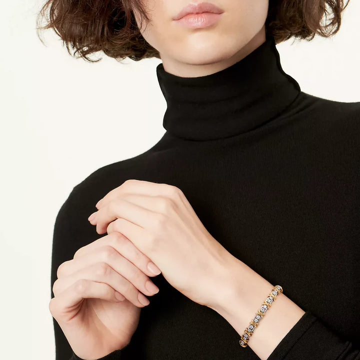  Aqui você encontra Pulseiras Femininas para todos os estilos! Pulseira Feminina de Prata, Ouro 18K e Pulseiras de Berloques, Berloques, Pulseiras de Berloques de Prata! Peças feitas para durar! Confira nossas promoções e leve frete grátis para todo o Brasil! Garantia de envio e devolução fácil.
