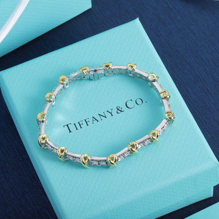  Aqui você encontra Pulseiras Femininas para todos os estilos! Pulseira Feminina de Prata, Ouro 18K e Pulseiras de Berloques, Berloques, Pulseiras de Berloques de Prata! Peças feitas para durar! Confira nossas promoções e leve frete grátis para todo o Brasil! Garantia de envio e devolução fácil.