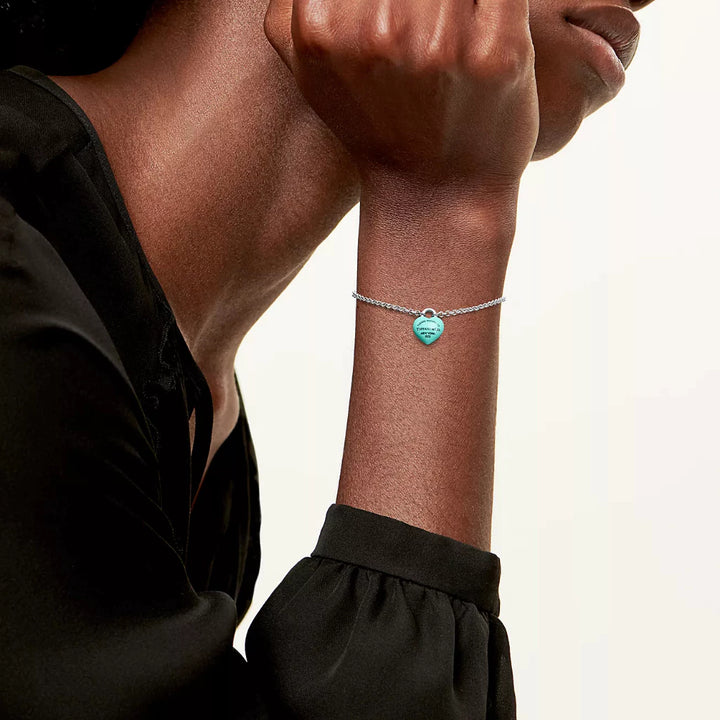 Aqui você encontra Pulseiras Femininas para todos os estilos! Pulseira Feminina de Prata, Ouro 18K e Pulseiras de Berloques, Berloques, Pulseiras de Berloques de Prata! Peças feitas para durar! Confira nossas promoções e leve frete grátis para todo o Brasil! Garantia de envio e devolução fácil.