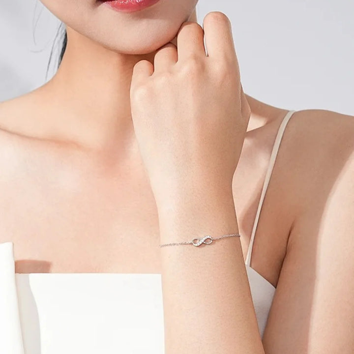 Aqui você encontra Pulseiras Femininas para todos os estilos! Pulseira Feminina de Prata, Ouro 18K e Pulseiras de Berloques, Berloques, Pulseiras de Berloques de Prata! Peças feitas para durar! Confira nossas promoções e leve frete grátis para todo o Brasil! Garantia de envio e devolução fácil.