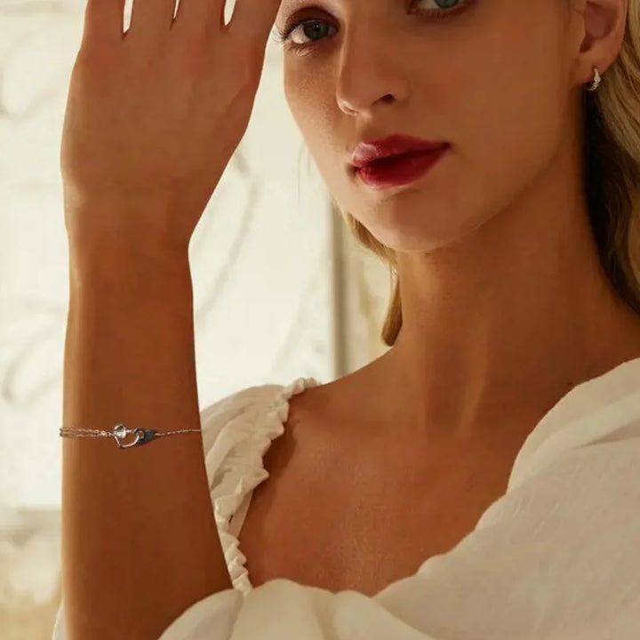 Aqui você encontra Pulseiras Femininas para todos os estilos! Pulseira Feminina de Prata, Ouro 18K e Pulseiras de Berloques, Berloques, Pulseiras de Berloques de Prata! Peças feitas para durar! Confira nossas promoções e leve frete grátis para todo o Brasil! Garantia de envio e devolução fácil.