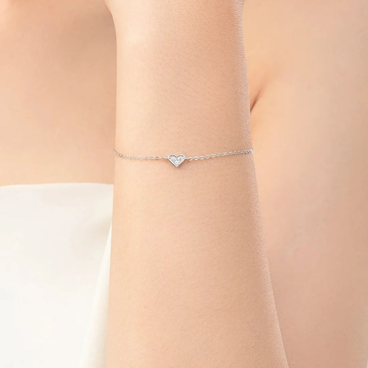 Aqui você encontra Pulseiras Femininas para todos os estilos! Pulseira Feminina de Prata, Ouro 18K e Pulseiras de Berloques, Berloques, Pulseiras de Berloques de Prata! Peças feitas para durar! Confira nossas promoções e leve frete grátis para todo o Brasil! Garantia de envio e devolução fácil.