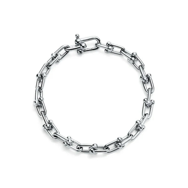 Aqui você encontra Pulseiras Femininas para todos os estilos! Pulseira Feminina de Prata, Ouro 18K e Pulseiras de Berloques, Berloques, Pulseiras de Berloques de Prata! Peças feitas para durar! Confira nossas promoções e leve frete grátis para todo o Brasil! Garantia de envio e devolução fácil.