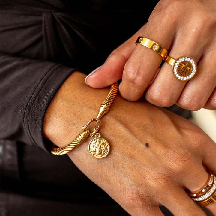 Aqui você encontra Pulseiras Femininas para todos os estilos! Pulseira Feminina de Prata, Ouro 18K e Pulseiras de Berloques, Berloques, Pulseiras de Berloques de Prata! Peças feitas para durar! Confira nossas promoções e leve frete grátis para todo o Brasil! Garantia de envio e devolução fácil.
