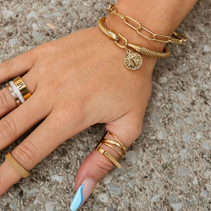Aqui você encontra Pulseiras Femininas para todos os estilos! Pulseira Feminina de Prata, Ouro 18K e Pulseiras de Berloques, Berloques, Pulseiras de Berloques de Prata! Peças feitas para durar! Confira nossas promoções e leve frete grátis para todo o Brasil! Garantia de envio e devolução fácil.

