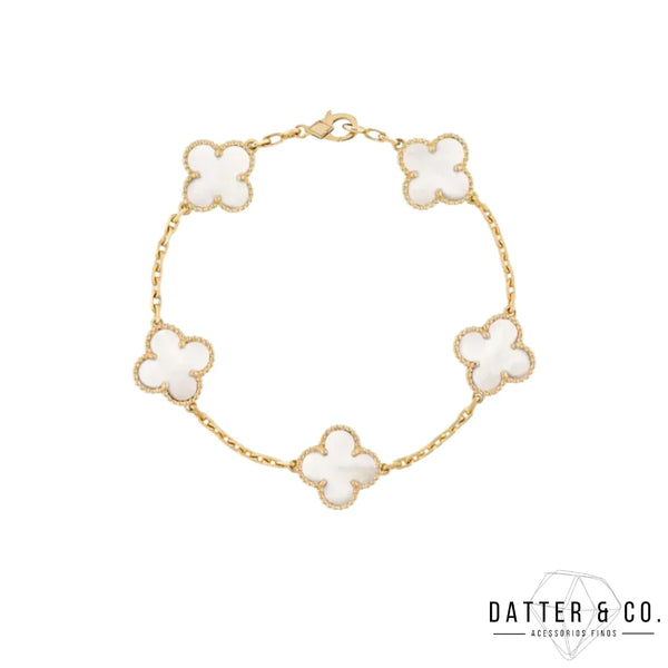 Aqui você encontra Pulseiras Femininas para todos os estilos! Pulseira Feminina de Prata, Ouro 18K e Pulseiras de Berloques, Berloques, Pulseiras de Berloques de Prata! Peças feitas para durar! Confira nossas promoções e leve frete grátis para todo o Brasil! Garantia de envio e devolução fácil.