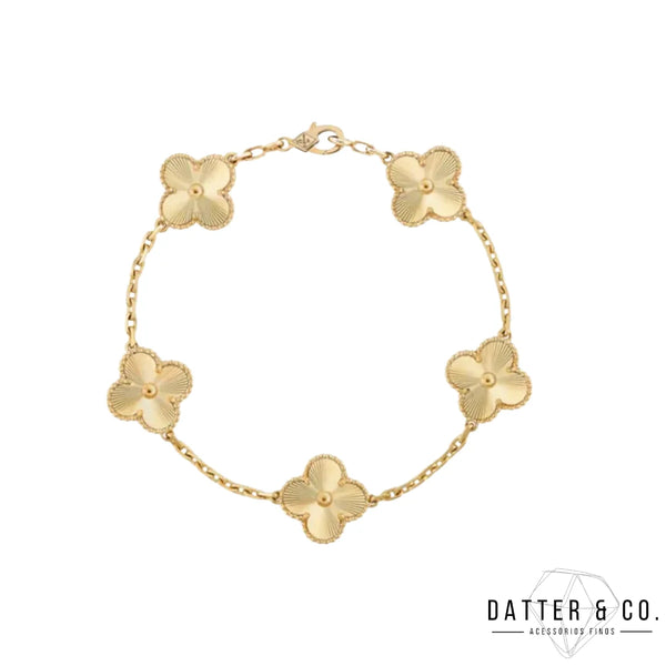 Aqui você encontra Pulseiras Femininas para todos os estilos! Pulseira Feminina de Prata, Ouro 18K e Pulseiras de Berloques, Berloques, Pulseiras de Berloques de Prata! Peças feitas para durar! Confira nossas promoções e leve frete grátis para todo o Brasil! Garantia de envio e devolução fácil.