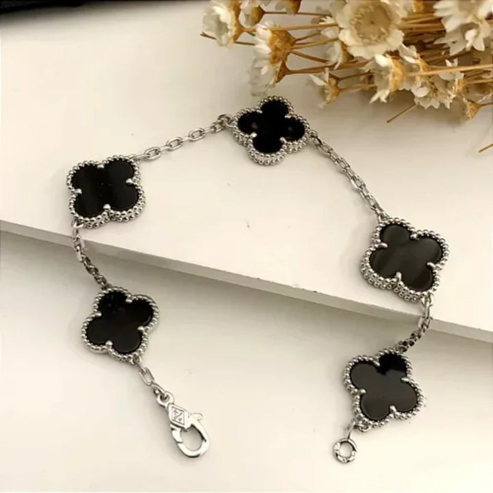 Aqui você encontra Pulseiras Femininas para todos os estilos! Pulseira Feminina de Prata, Ouro 18K e Pulseiras de Berloques, Berloques, Pulseiras de Berloques de Prata! Peças feitas para durar! Confira nossas promoções e leve frete grátis para todo o Brasil! Garantia de envio e devolução fácil.