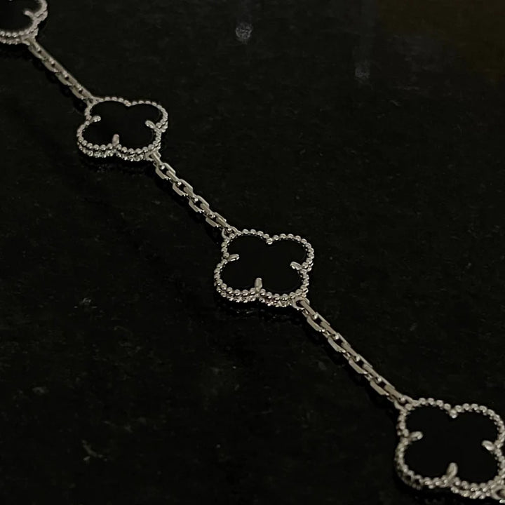 Aqui você encontra Pulseiras Femininas para todos os estilos! Pulseira Feminina de Prata, Ouro 18K e Pulseiras de Berloques, Berloques, Pulseiras de Berloques de Prata! Peças feitas para durar! Confira nossas promoções e leve frete grátis para todo o Brasil! Garantia de envio e devolução fácil.
