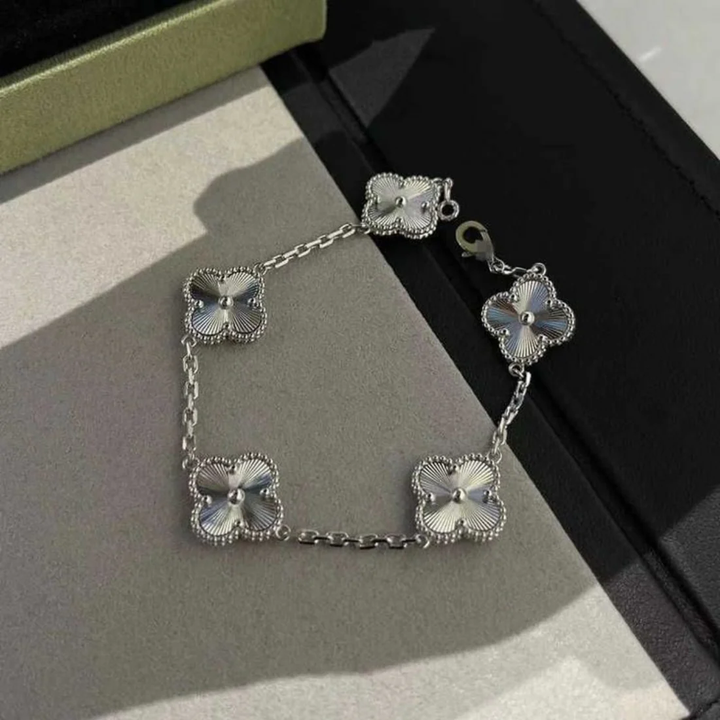 Inspirado no Trevo de quatro folhas, estas jóias são sinônimo de sorte e proteção. Se você busca por colares trevo, pulseiras trevo, anéis trevo ou conjuntos trevo de alta qualidade, compre aqui na Datter & Co. Frete Grátis e Devolução Fácil.
