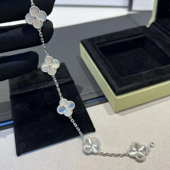 Inspirado no Trevo de quatro folhas, estas jóias são sinônimo de sorte e proteção. Se você busca por colares trevo, pulseiras trevo, anéis trevo ou conjuntos trevo de alta qualidade, compre aqui na Datter & Co. Frete Grátis e Devolução Fácil.