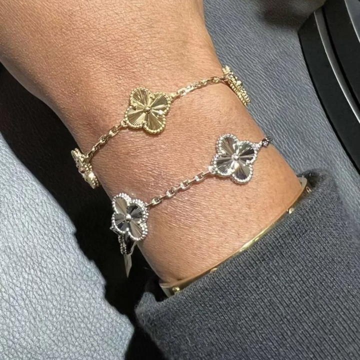 Inspirado no Trevo de quatro folhas, estas jóias são sinônimo de sorte e proteção. Se você busca por colares trevo, pulseiras trevo, anéis trevo ou conjuntos trevo de alta qualidade, compre aqui na Datter & Co. Frete Grátis e Devolução Fácil.