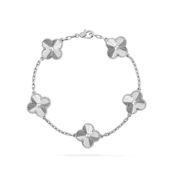Inspirado no Trevo de quatro folhas, estas jóias são sinônimo de sorte e proteção. Se você busca por colares trevo, pulseiras trevo, anéis trevo ou conjuntos trevo de alta qualidade, compre aqui na Datter & Co. Frete Grátis e Devolução Fácil.