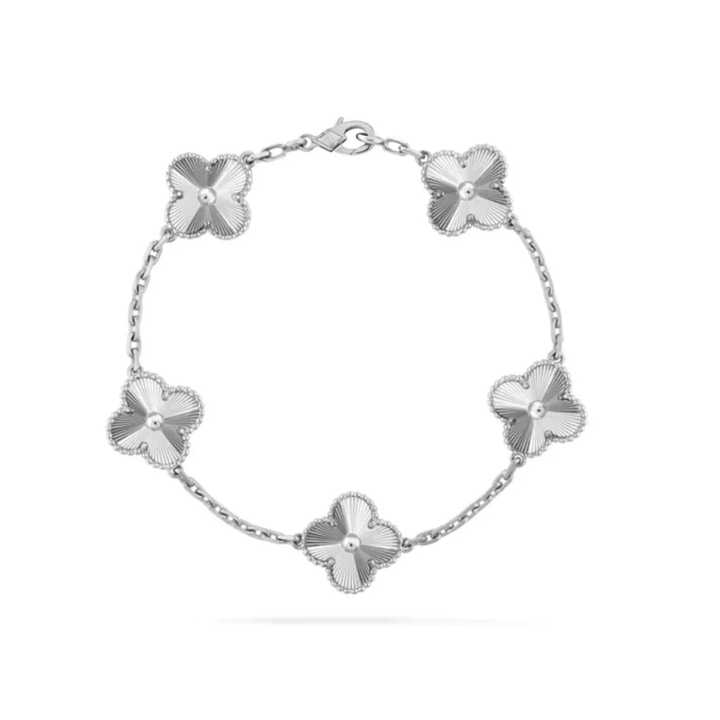 Inspirado no Trevo de quatro folhas, estas jóias são sinônimo de sorte e proteção. Se você busca por colares trevo, pulseiras trevo, anéis trevo ou conjuntos trevo de alta qualidade, compre aqui na Datter & Co. Frete Grátis e Devolução Fácil.