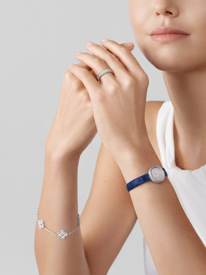 Inspirado no Trevo de quatro folhas, estas jóias são sinônimo de sorte e proteção. Se você busca por colares trevo, pulseiras trevo, anéis trevo ou conjuntos trevo de alta qualidade, compre aqui na Datter & Co. Frete Grátis e Devolução Fácil.