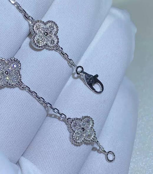 Inspirado no Trevo de quatro folhas, estas jóias são sinônimo de sorte e proteção. Se você busca por colares trevo, pulseiras trevo, anéis trevo ou conjuntos trevo de alta qualidade, compre aqui na Datter & Co. Frete Grátis e Devolução Fácil.