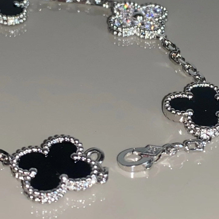 Inspirado no Trevo de quatro folhas, estas jóias são sinônimo de sorte e proteção. Se você busca por colares trevo, pulseiras trevo, anéis trevo ou conjuntos trevo de alta qualidade, compre aqui na Datter & Co. Frete Grátis e Devolução Fácil.