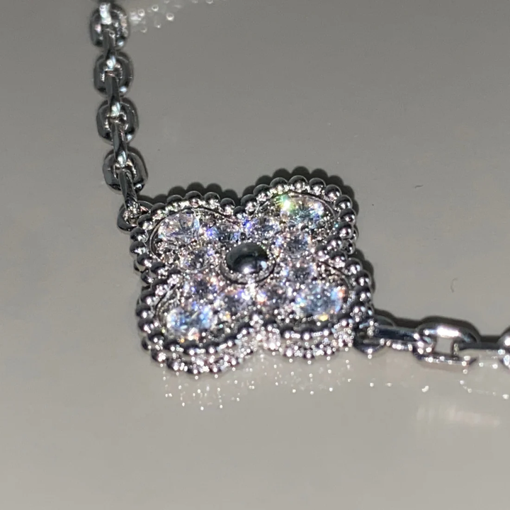 Inspirado no Trevo de quatro folhas, estas jóias são sinônimo de sorte e proteção. Se você busca por colares trevo, pulseiras trevo, anéis trevo ou conjuntos trevo de alta qualidade, compre aqui na Datter & Co. Frete Grátis e Devolução Fácil.
