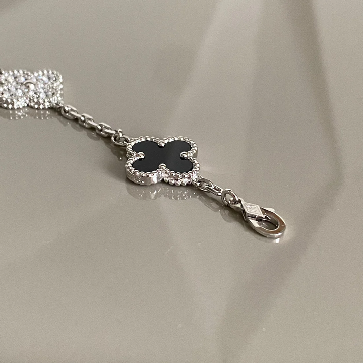 Inspirado no Trevo de quatro folhas, estas jóias são sinônimo de sorte e proteção. Se você busca por colares trevo, pulseiras trevo, anéis trevo ou conjuntos trevo de alta qualidade, compre aqui na Datter & Co. Frete Grátis e Devolução Fácil.