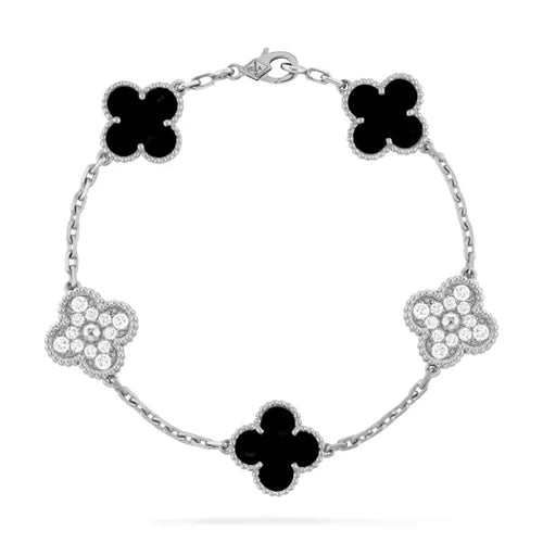 Inspirado no Trevo de quatro folhas, estas jóias são sinônimo de sorte e proteção. Se você busca por colares trevo, pulseiras trevo, anéis trevo ou conjuntos trevo de alta qualidade, compre aqui na Datter & Co. Frete Grátis e Devolução Fácil.