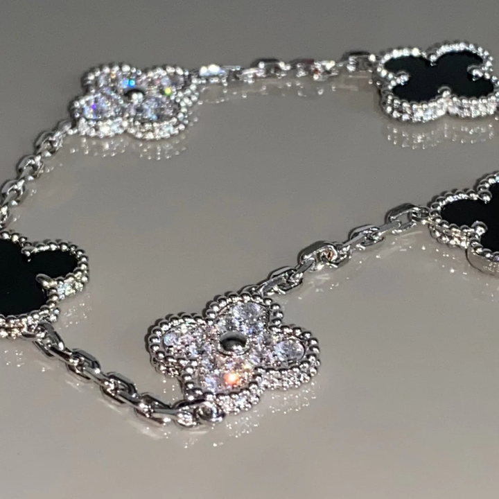 Inspirado no Trevo de quatro folhas, estas jóias são sinônimo de sorte e proteção. Se você busca por colares trevo, pulseiras trevo, anéis trevo ou conjuntos trevo de alta qualidade, compre aqui na Datter & Co. Frete Grátis e Devolução Fácil.
