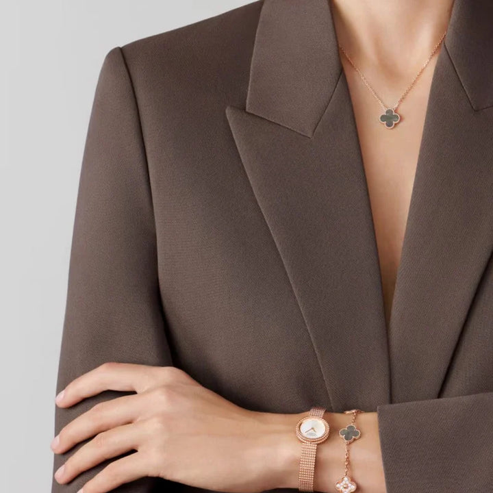 Inspirado no Trevo de quatro folhas, estas jóias são sinônimo de sorte e proteção. Se você busca por colares trevo, pulseiras trevo, anéis trevo ou conjuntos trevo de alta qualidade, compre aqui na Datter & Co. Frete Grátis e Devolução Fácil.