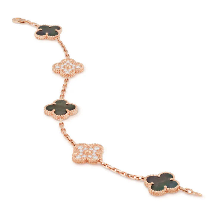 Inspirado no Trevo de quatro folhas, estas jóias são sinônimo de sorte e proteção. Se você busca por colares trevo, pulseiras trevo, anéis trevo ou conjuntos trevo de alta qualidade, compre aqui na Datter & Co. Frete Grátis e Devolução Fácil.
