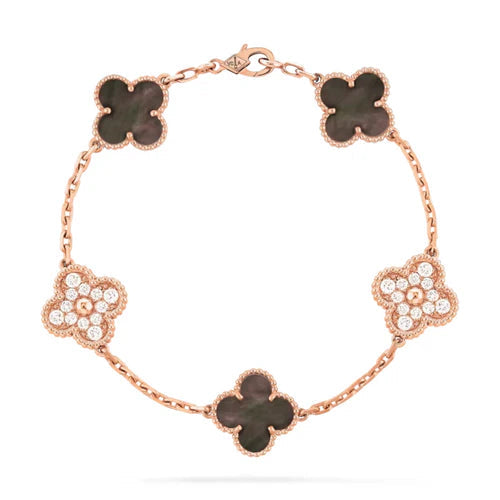 Inspirado no Trevo de quatro folhas, estas jóias são sinônimo de sorte e proteção. Se você busca por colares trevo, pulseiras trevo, anéis trevo ou conjuntos trevo de alta qualidade, compre aqui na Datter & Co. Frete Grátis e Devolução Fácil.