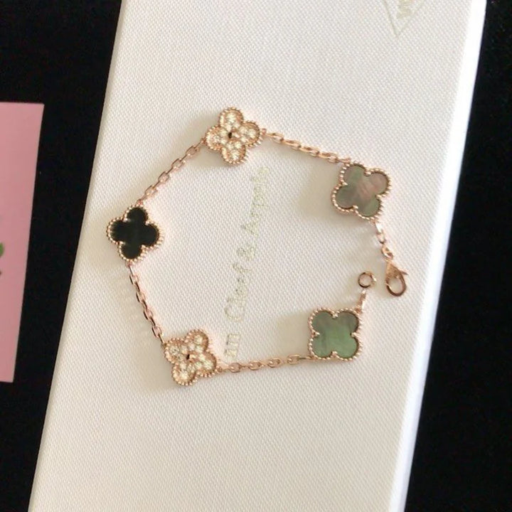 Inspirado no Trevo de quatro folhas, estas jóias são sinônimo de sorte e proteção. Se você busca por colares trevo, pulseiras trevo, anéis trevo ou conjuntos trevo de alta qualidade, compre aqui na Datter & Co. Frete Grátis e Devolução Fácil.